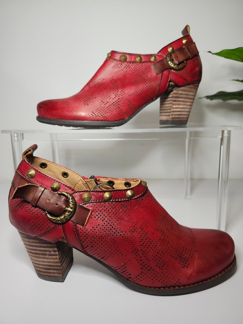 L'Artiste Womens Perforated Shooties Ankle Booties Crimson Red Leather Size 7.5 - Picture 1 of 16